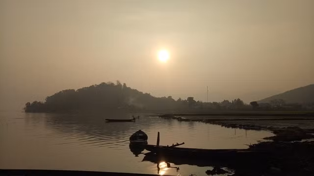 Nét đẹp nên thơ của chiếc thuyền độc mộc trên hồ Lắk lúc bình minh/ https://dulich.petrotimes.vn