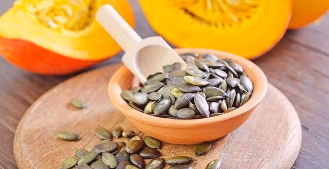 Hạt bí đỏ có hàm lượng chất xơ cao giúp giảm mức cholesterol trong máu và giảm rủi ro mắc bệnh tim. Ảnh: AFP