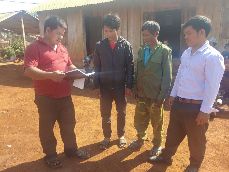 Thành viên CLB “Nông dân với pháp luật” làng Nẻh (xã Ia Din, huyện Đức Cơ) tuyên truyền pháp luật cho người dân. Ảnh: R’Ô Hok