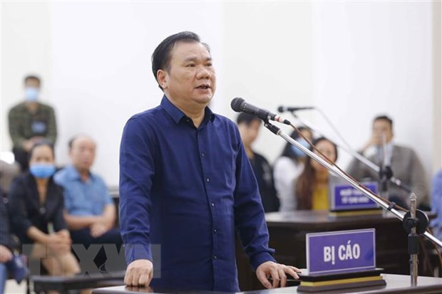 Bị cáo Đỗ Văn Hồng, Chủ tịch Hội đồng quản trị kiêm Tổng Giám đốc Công ty Cổ phần Đầu tư và xây lắp Dầu khí Kinh Bắc - PVC Kinh Bắc, khai báo trước Hội đồng xét xử. (Ảnh: Doãn Tấn/TTXVN)