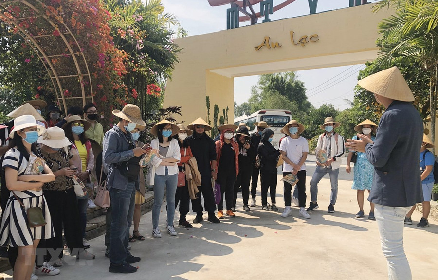 Du khách tham quan Khu du lịch Một thoáng Việt Nam tại huyện Củ Chi, Thành phố Hồ Chí Minh. (Ảnh: Mỹ Phương/TTXVN)