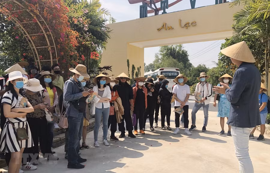 Du khách tham quan Khu du lịch Một thoáng Việt Nam tại huyện Củ Chi, Thành phố Hồ Chí Minh. (Ảnh: Mỹ Phương/TTXVN)