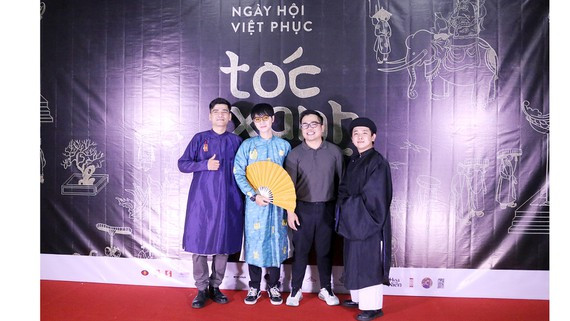  Bạn trẻ mặc áo dài truyền thống trong ngày hội 