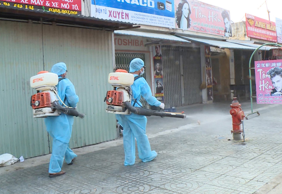 Nhân viên y tế phun khử khuẩn tại chợ Phú Túc (thị trấn Phú Túc, huyện Krông Pa). Ảnh: Lê Nam