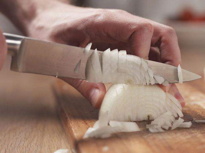 Khi bạn cắt nhỏ hành tây, bạn sẽ dễ dàng bị cay mắt. Ảnh: SHUTTERSTOCK