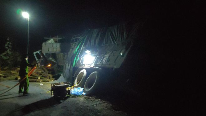 Hiện trường vụ chiếc xe tải chở keo đâm vào vách núi - Ảnh Phúc Ngư Hiện trường vụ chiếc xe tải chở keo đâm vào vách núi - Ảnh Phúc Ngư
