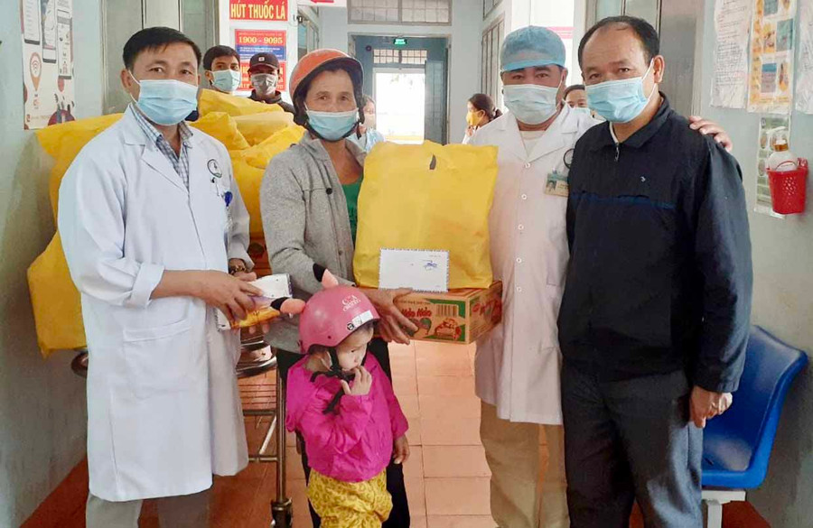 Đại diện lãnh đạo Trung tâm Y tế huyện Chư Sê và Tổ công tác xã hội trao quà cho bệnh nhân khó khăn. Ảnh: Như Nguyện Đại diện lãnh đạo Trung tâm Y tế huyện Chư Sê và Tổ công tác xã hội trao quà cho bệnh nhân khó khăn. Ảnh: Như Nguyện