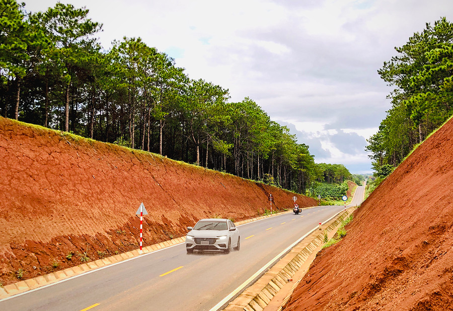 Đường Hồ Chí Minh-tuyến tránh đô thị Pleiku (đoạn qua xã Gào). Ảnh: Lê Hòa Đường Hồ Chí Minh-tuyến tránh đô thị Pleiku (đoạn qua xã Gào). Ảnh: Lê Hòa