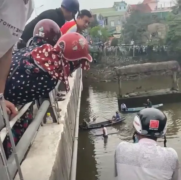 Rất đông người dân tập trung tại cầu Cày, nơi anh H. tử vong khi nhảy xuống sống cứu bạn gái. Ảnh: Facebook