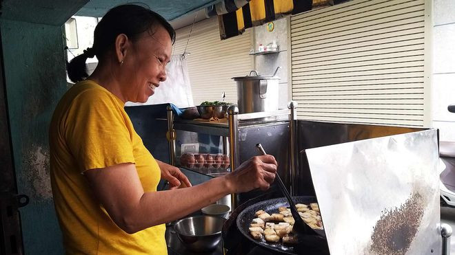 Chị Lộc gầy dựng quán “Bột chiên cô Lộc” bằng nghị lực và sự tận tâm