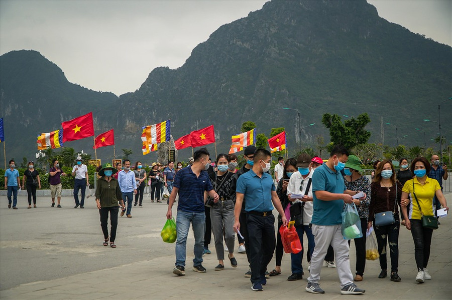 Rất đông du khách đến chùa Tam Chúc (tỉnh Hà Nam) những ngày qua. Ảnh: Anh Minh