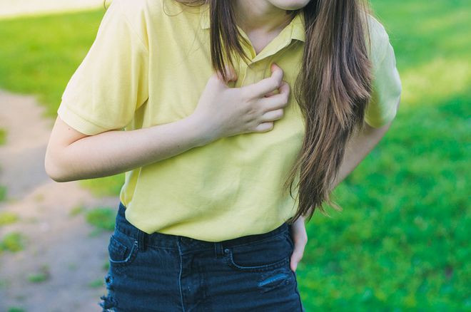 Nếu có đốm trắng trên móng, kèm theo các triệu chứng như khó thở, đau ngực, tim đập rất nhanh và sưng phù mắt cá chân, cần đi khám ngay lập tức. ẢNH MINH HỌA: SHUTTERSTOCK