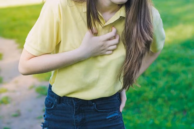 Nếu có đốm trắng trên móng, kèm theo các triệu chứng như khó thở, đau ngực, tim đập rất nhanh và sưng phù mắt cá chân, cần đi khám ngay lập tức. ẢNH MINH HỌA: SHUTTERSTOCK