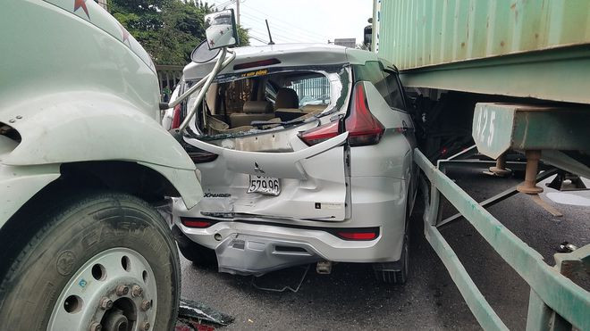 Ô tô 7 chỗ hư hỏng nặng. Ảnh: TRẦN KHA