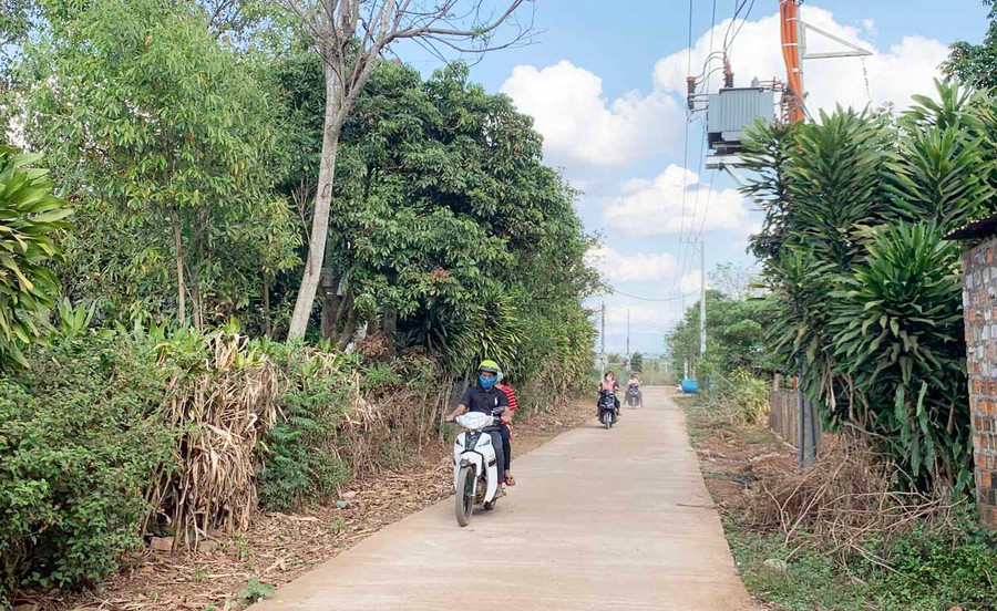 Hầu hết đường giao thông nội làng Nha Hyơn (xã Chư Á, TP. Pleiku) đã được bê tông hóa. Ảnh: Phương Vi Hầu hết đường giao thông nội làng Nha Hyơn đã được bê tông hóa. Ảnh: Phương Vi