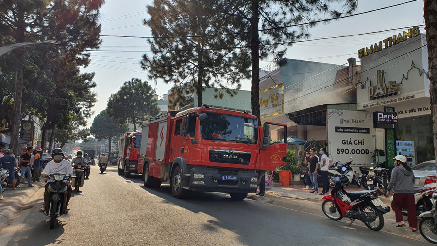 2 xe chữa cháy đã được điều động đến hiện trường. Ảnh: Văn Ngọc