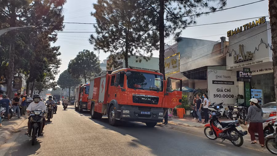 2 xe chữa cháy đã được điều động đến hiện trường. Ảnh: Văn Ngọc 2 xe chữa cháy đã được điều động đến hiện trường. Ảnh: Văn Ngọc