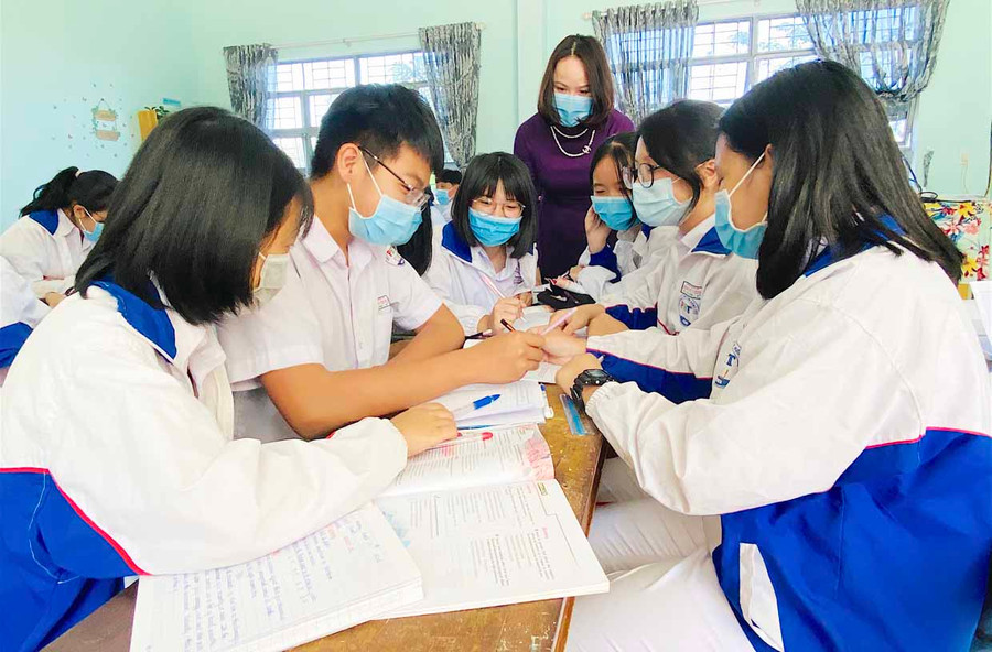 Học sinh lớp 9/2, Trường THCS Phạm Hồng Thái (phường Hoa Lư, TP. Pleiku) trong tiết học môn Tiếng Anh. Ảnh: Hồng Thi