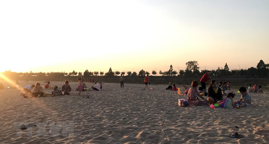 (Ảnh: Khoa Chương/TTXVN) Rất đông người dân thành phố Kon Tum đến bãi cát trên sông Đăk Bla để vui chơi, giải trí. (Ảnh: Khoa Chương/TTXVN)