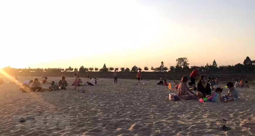 (Ảnh: Khoa Chương/TTXVN) Rất đông người dân thành phố Kon Tum đến bãi cát trên sông Đăk Bla để vui chơi, giải trí. (Ảnh: Khoa Chương/TTXVN)