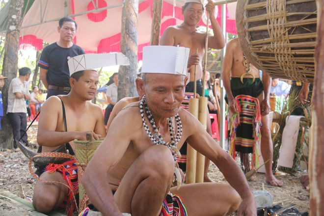  Người dân tập trung tại nhà rèn trong lễ 