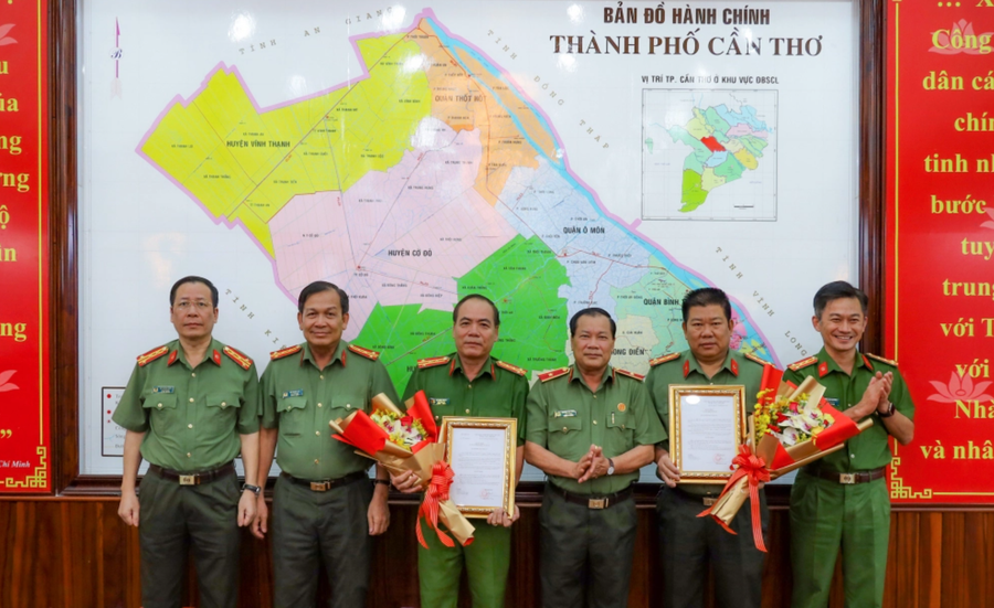 Thiếu tướng Nguyễn Văn Thuận, Giám đốc Công an TP.Cần Thơ trao quyết định của Bộ trưởng Công an cho Đại tá Lương Văn Bền và Đại tá Võ Văn Thăng.  Thiếu tướng Nguyễn Văn Thuận, Giám đốc Công an TP.Cần Thơ trao quyết định của Bộ trưởng Công an cho Đại tá Lương Văn Bền và Đại tá Võ Văn Thăng.