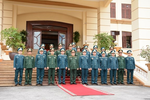  Đại tướng Ngô Xuân Lịch và đoàn công tác chụp ảnh lưu niệm cùng lãnh đạo, chỉ huy Quân chủng Phòng không-Không quân. (Nguồn: qdnd.vn)