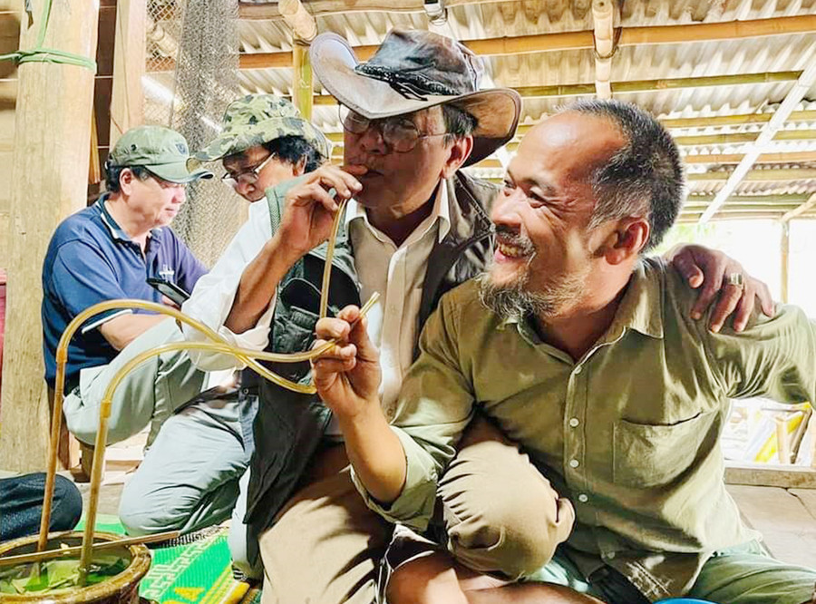 Họa sĩ Hồ Việt (bìa phải) trong một lần giao lưu cùng bạn bè. Ảnh: Phùng Sơn