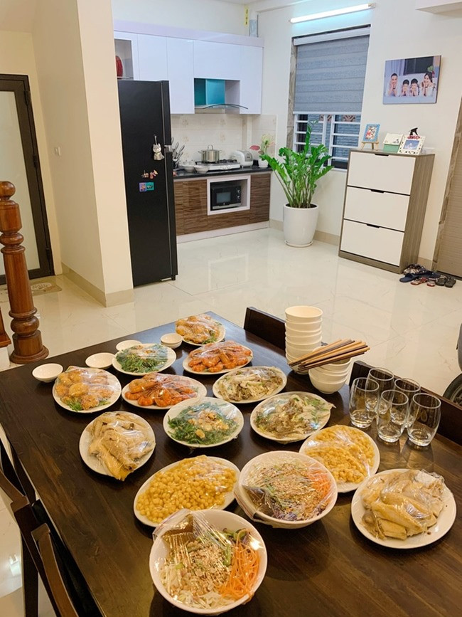 Phòng bếp và bàn ăn được bố trí liền kề nhau. Không gian phòng bếp khá rộng rãi với hai tông màu chính là trắng và nâu.