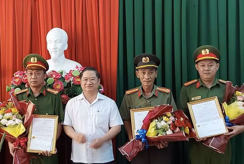 Chủ tịch UBND TP.Cần Thơ Trần Việt Trường khen thưởng các đơn vị phá án