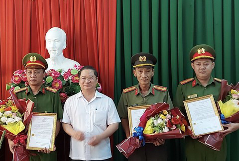 Chủ tịch UBND TP.Cần Thơ Trần Việt Trường khen thưởng các đơn vị phá án