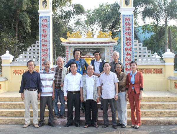 Văn nghệ sĩ viếng mộ các danh nhân ở làng Bảo An. (Ảnh do tác giả cung cấp) Văn nghệ sĩ viếng mộ các danh nhân ở làng Bảo An. (Ảnh do tác giả cung cấp)