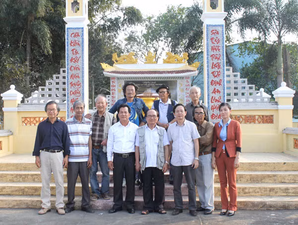  Văn nghệ sĩ viếng mộ các danh nhân ở làng Bảo An. (Ảnh do tác giả cung cấp)