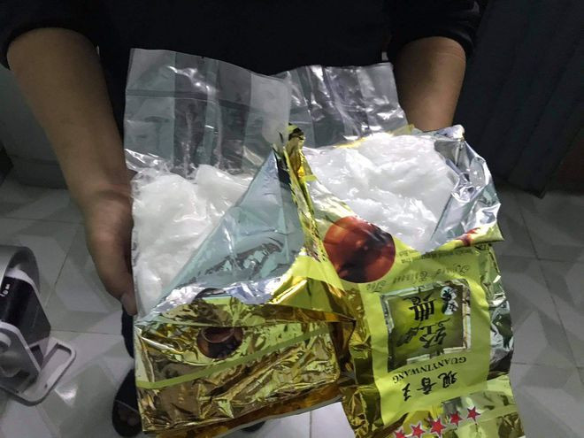3 kg ma túy đá ngụy trang trong các gói trà - ẢNH: NGUYỄN TÚ 3 kg ma túy đá ngụy trang trong các gói trà - ẢNH: NGUYỄN TÚ