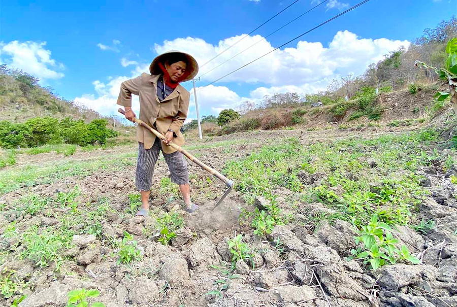 Bà Đinh Thị Blang (làng Tnùng 1, xã Ya Ma) cuốc xới mấy thửa ruộng chuẩn bị gieo sạ vụ mùa khi có mưa. Ảnh: Hồng Thi