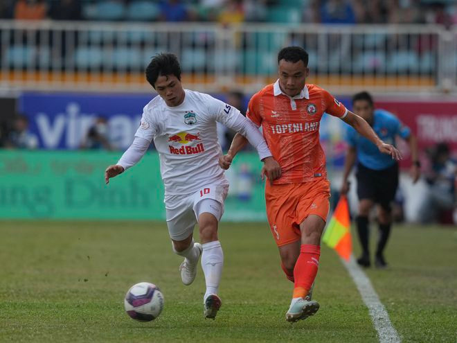 Công Phượng (trái) cùng HAGL quyết phá dớp hay thua trên sân khách. Ảnh: ĐỘC LẬP