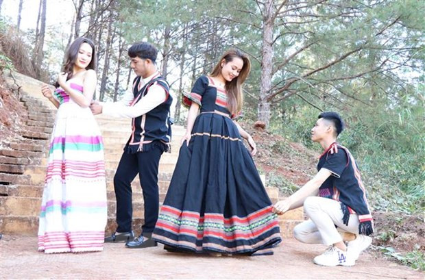 Những bộ đồ thổ cẩm cách tân do anh Tưih lên ý tưởng thiết kế thu hút đông đảo giới trẻ Bahnar thuê mặc chụp ảnh lưu niệm, ảnh cưới. (Ảnh: Hồng Điệp/TTXVN)