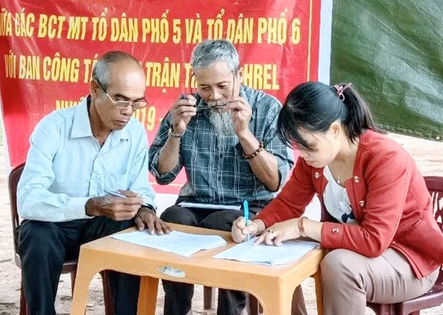 Già Yớp (bìa trái) luôn nhiệt tình với công việc chung của làng Đê Hrel. Ảnh: Lê Đại