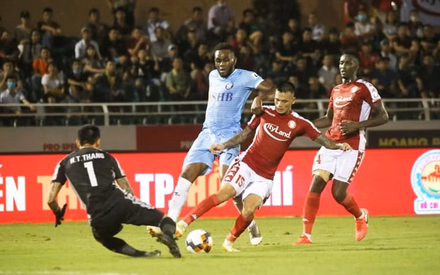 2 mùa dẫn dắt TPHCM, huấn luyện viên Chung Hae-seong đã xây dựng hàng phòng ngự rất chắc chắn. Ảnh: VPF.