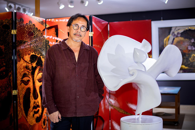 Họa sĩ Nguyễn Hoài Hương trong không gian triển lãm “Giấc mơ”