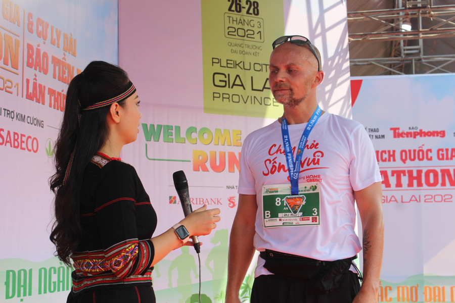 Anh Robert Margetin (Slovakia) vui vẻ chia sẻ cảm xúc sau khi về đích. Ảnh Nguyễn Giang