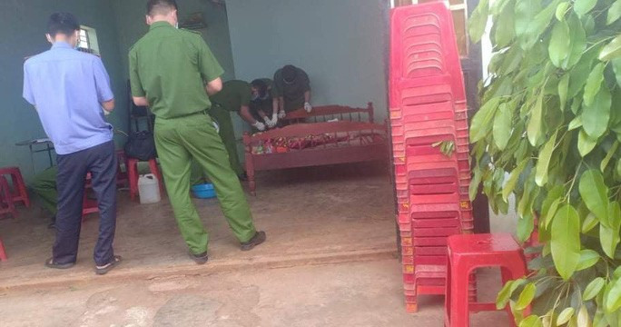  Cơ quan công an khám nghiệm tử thi để làm rõ vụ việc. (Ảnh B.N)