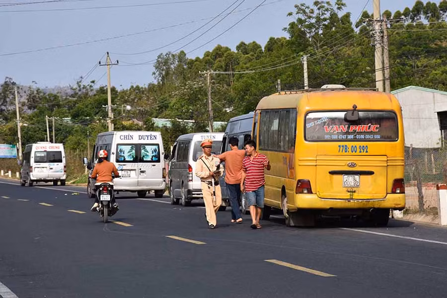 Lực lượng Cảnh sát Giao thông Công an tỉnh kiểm tra các phương tiện vận tải hành khách. Ảnh Lê Anh