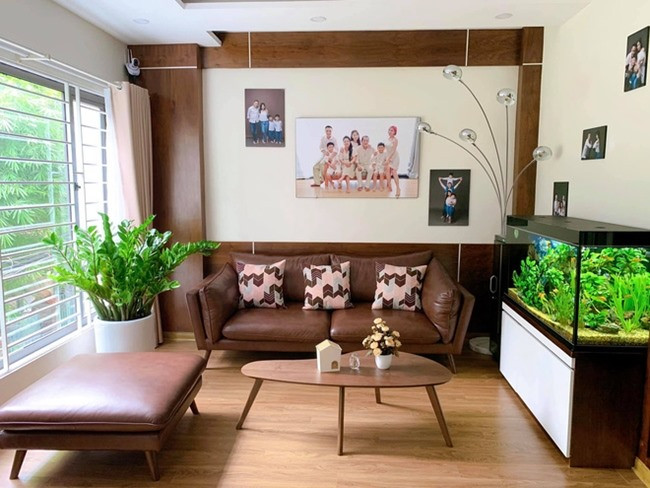 MC Hoàng Linh và ông xã sống trong một căn hộ sang trọng. Cả hai bài trí tổ ấm tinh tế với nhiều tranh ảnh của gia đình.