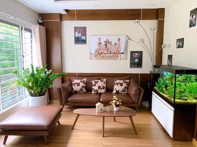 MC Hoàng Linh và ông xã sống trong một căn hộ sang trọng. Cả hai bài trí tổ ấm tinh tế với nhiều tranh ảnh của gia đình.