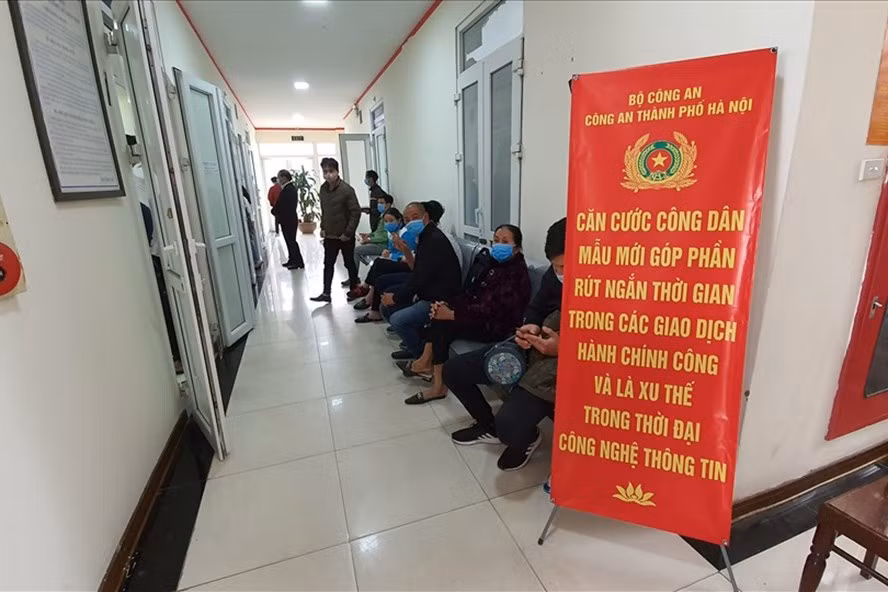  Người dân làm thủ tục tại cấp căn cước công dân gắn chíp tại quận Hà Đông- Hà Nội. Ảnh H.L