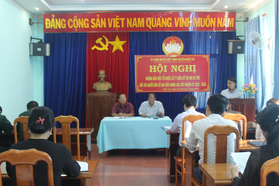 Ủy ban MTTQVN huyện Đức Cơ hướng dẫn tổ chức hội nghị lấy ý kiến cử tri. Ảnh: Lê Văn Châu