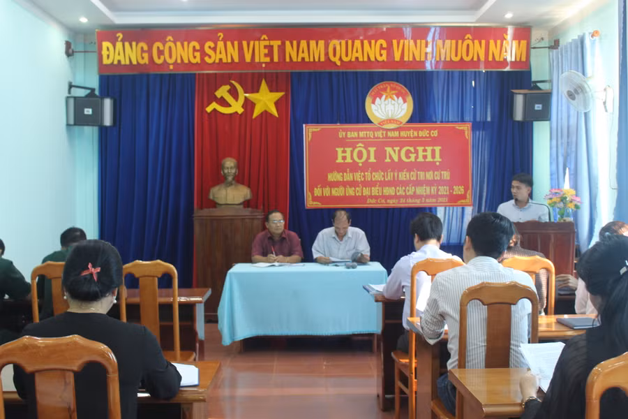 Ủy ban MTTQVN huyện Đức Cơ hướng dẫn tổ chức hội nghị lấy ý kiến cử tri. Ảnh: Lê Văn Châu
