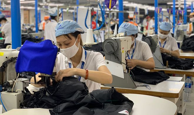 Nhiều doanh nghiệp cho rằng thay đổi thời điểm tăng lương tối thiểu sang tháng 7 sẽ gây xáo trộn trong sản xuất, kinh doanh - ẢNH: T.HẰNG