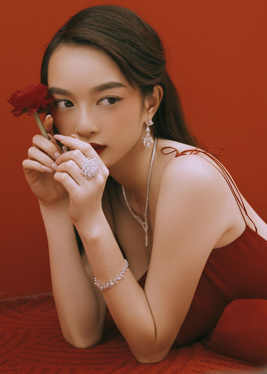 Thoát khỏi hình ảnh tiểu thư dễ thương, đáng yêu, Kaity Nguyễn liên tục chinh phục khán giả bằng các vai diễn nặng kí và có chiều sâu về tâm lí. Nữ diễn viên cho biết bản thân luôn cố gắng học tập, trau dồi để nâng cao khả năng diễn xuất ẢNH: NVCC